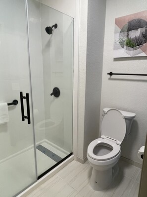 Standard Room, 1 King Bed, Non Smoking | Bathroom | Shower, hair dryer, towels