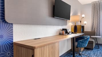 Escritorio, espacio para trabajar con laptop y cortinas blackout