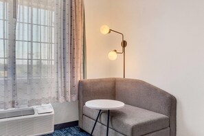 Standaard kamer, 1 kingsize bed, niet-roken | 1 slaapkamer, een bureau, een laptopwerkplek, verduisterende gordijnen
