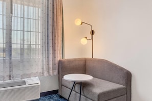 Standaard kamer, 1 kingsize bed, niet-roken | 1 slaapkamer, een bureau, een laptopwerkplek, verduisterende gordijnen