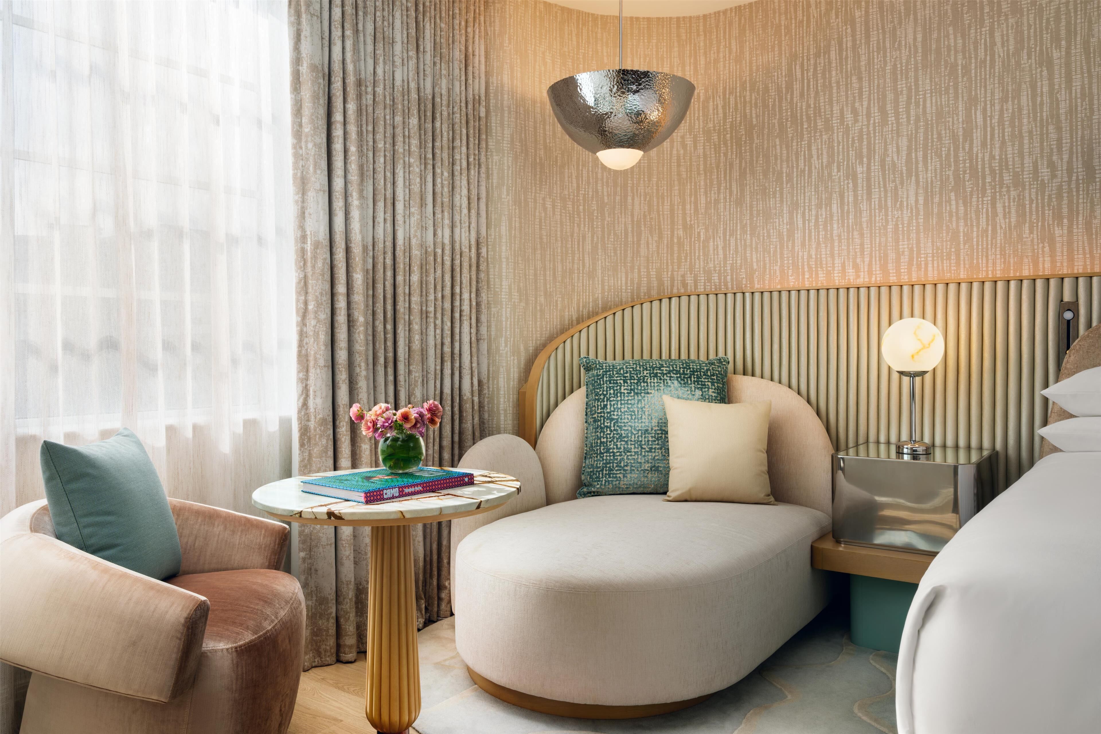 高档床上用品、羽绒被、客房内保险箱、办公桌