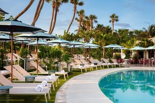 2 piscinas al aire libre, camas de piscina con cargo, sombrillas