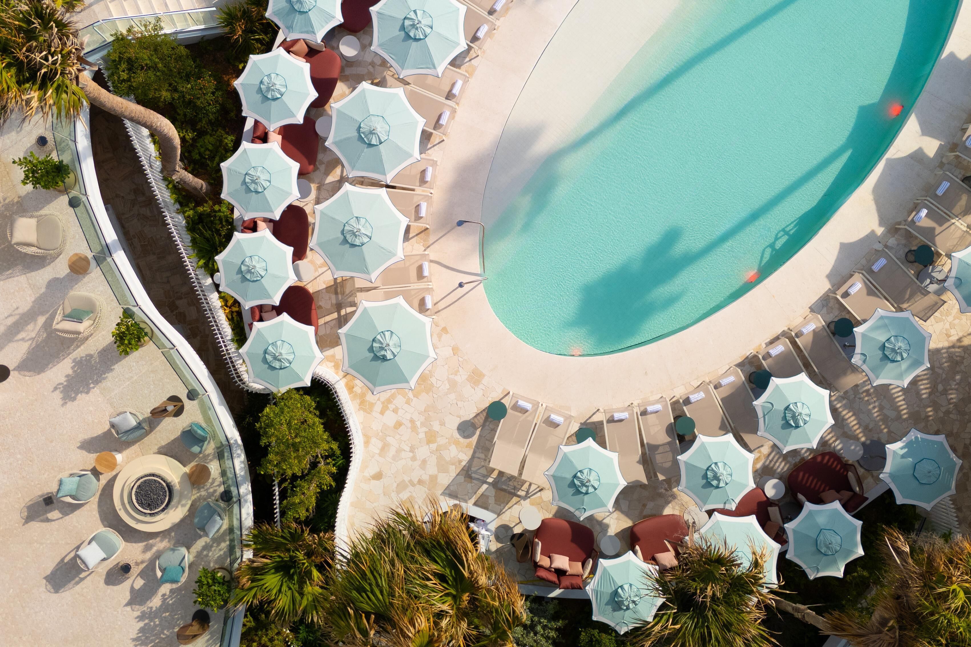 2 piscinas externas, funciona das 10h às 19h, barracas, guarda-sóis