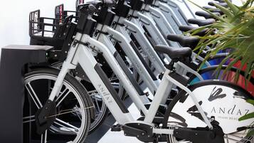 Une rangée de vélos d’appartement portant la marque « ANDAZ Miami Beach », ce qui indique qu’il s’agit probablement d’une salle de sport située dans un hôtel ou un complexe hôtelier.
