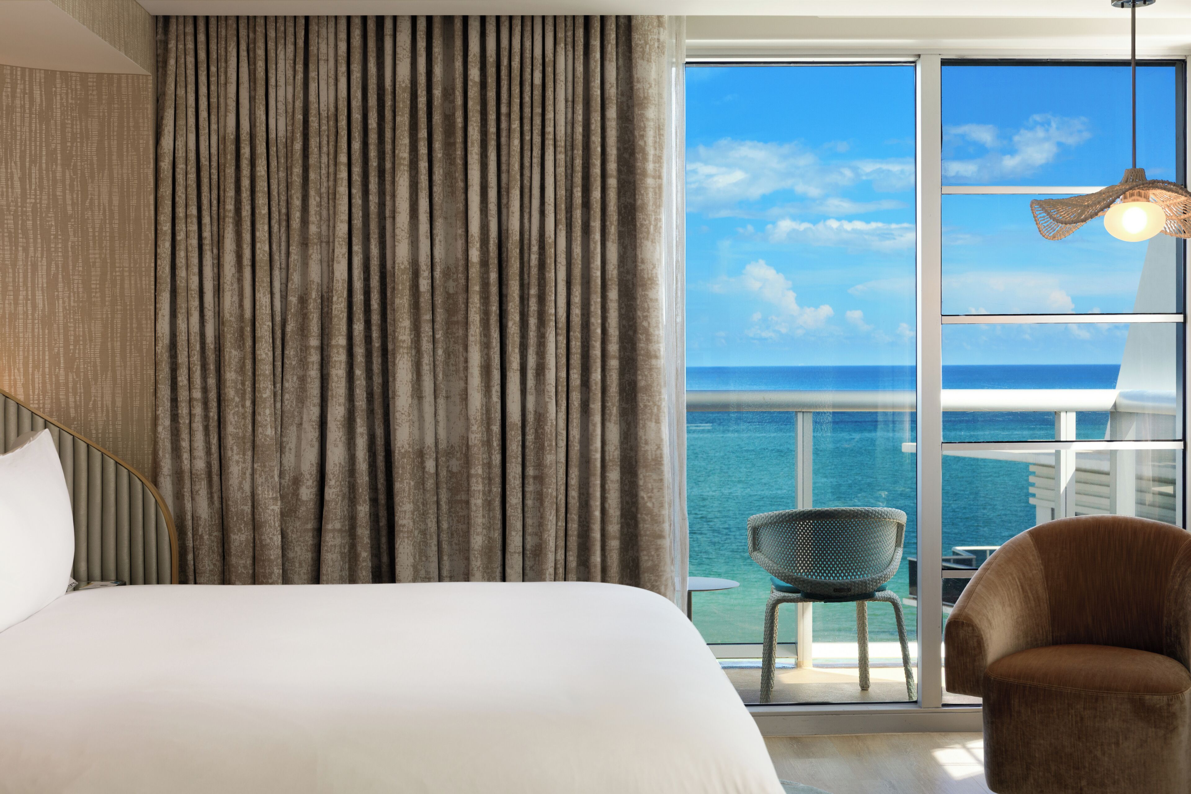 Suíte, sacada, vista para o oceano | Roupas de cama premium, edredons de pluma, cofres nos quartos