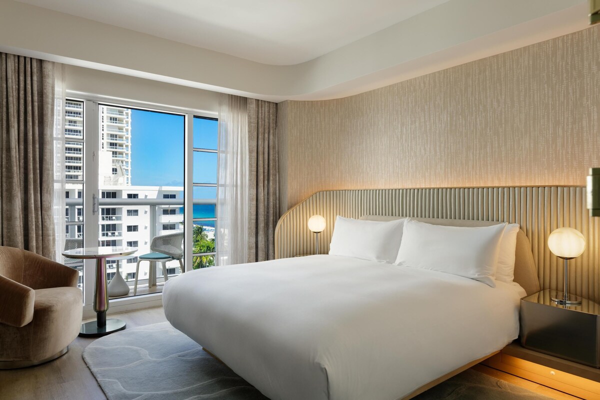 Chambre, 1 très grand lit, balcon, vue partielle sur la mer | Literie de qualité, couette en duvet