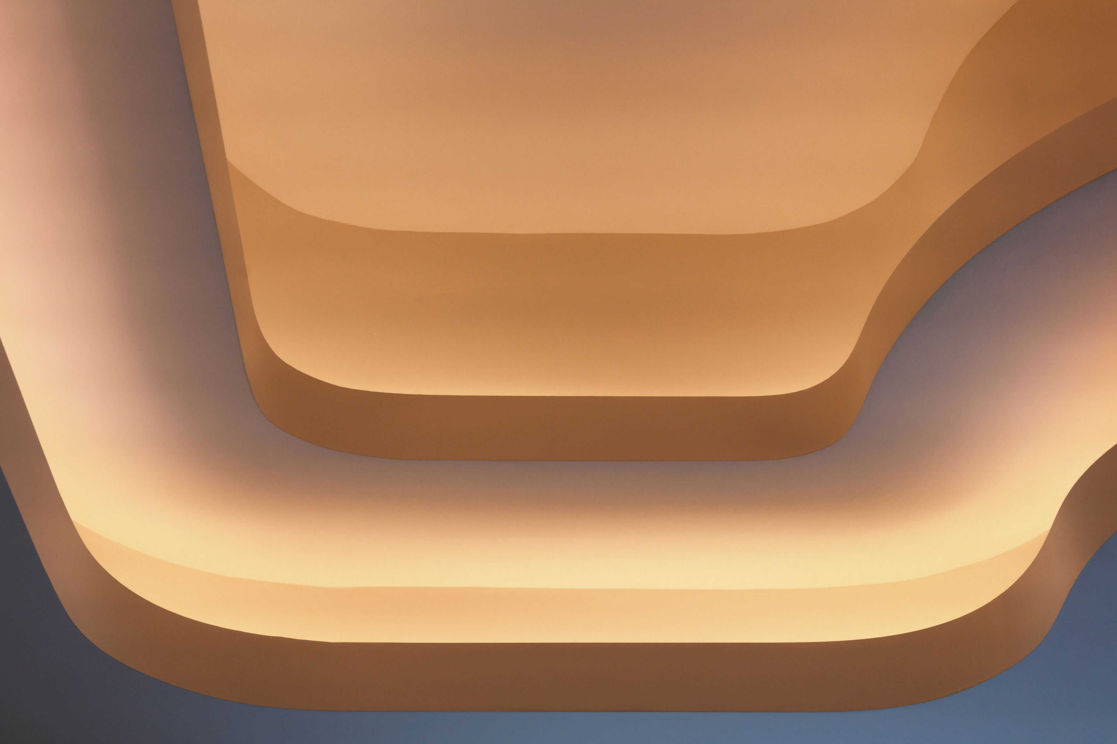 Un diseño arquitectónico en capas con superficies curvas y fluidas.