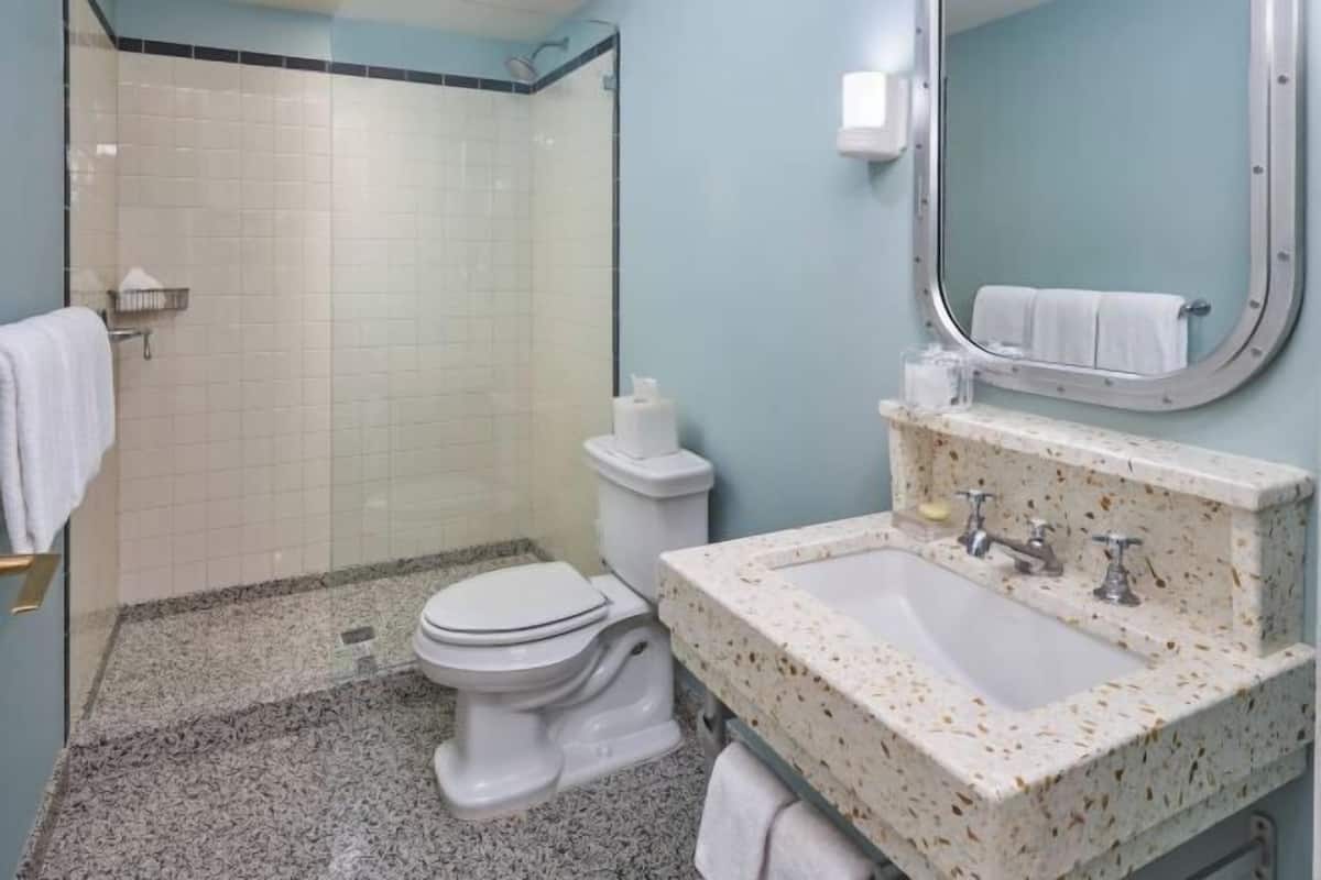 Salle de bain | Douche à « effet pluie », articles de toilette gratuits, sèche-cheveux