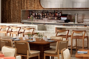2 restaurants, spécialités Cuisine locale et internationale