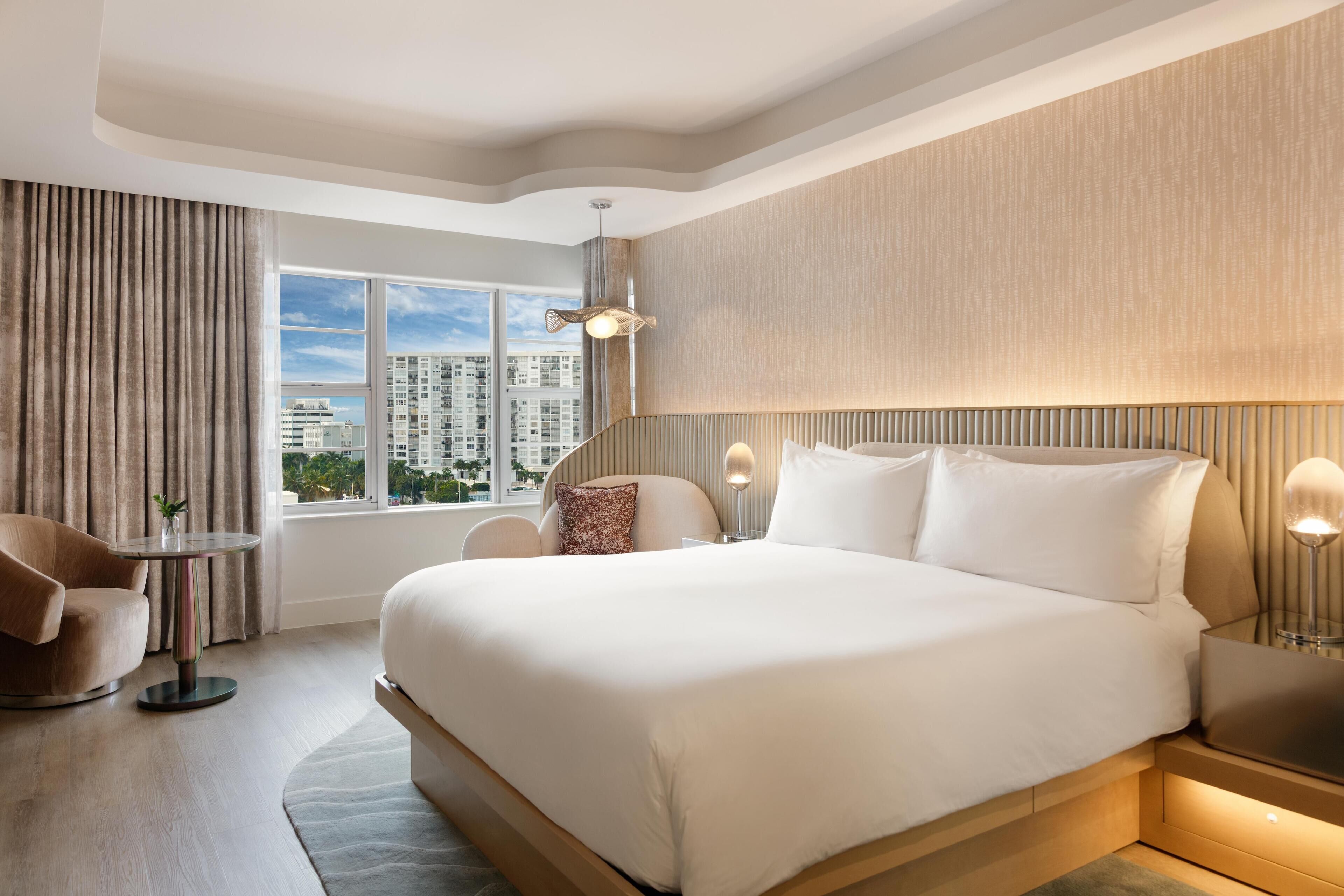 Roupas de cama premium, edredons de pluma, cofres nos quartos