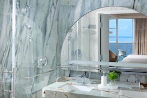 Rainfall showerhead, free toiletries, hair dryer, bathrobes