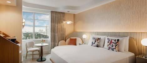 Bộ đồ giường cao cấp, chăn bông, két bảo mật tại phòng, bàn