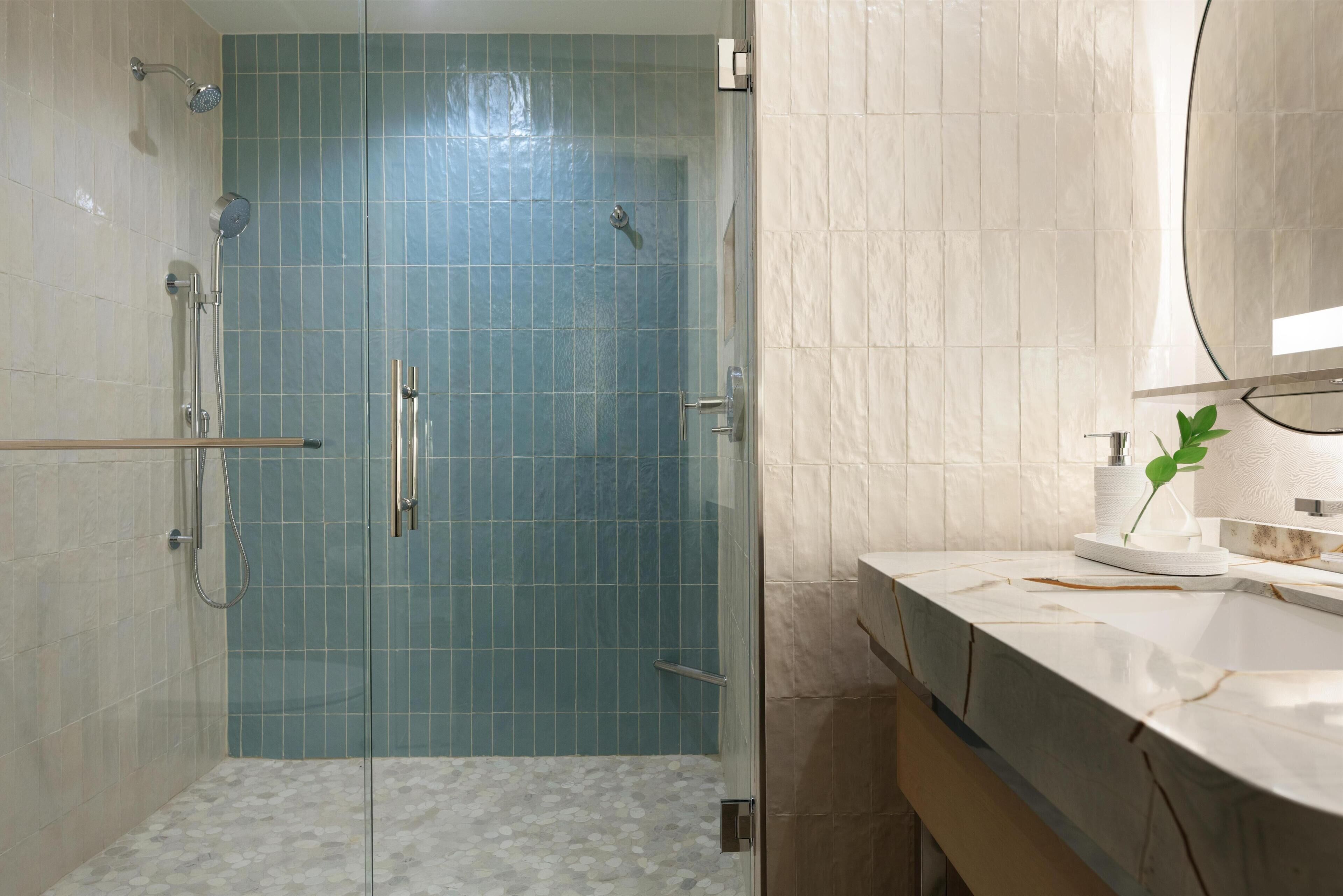 Douche à « effet pluie », articles de toilette gratuits, sèche-cheveux