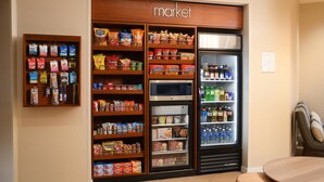 Um ponto de alimentação por autoatendimento com diversos lanches, bebidas e micro-ondas.