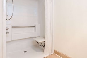 Habitación, 1 cama matrimonial, con acceso para personas discapacitadas, para no fumadores | Baño para personas con discapacidad