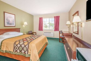 Escritorio, espacio para trabajar con laptop y cortinas blackout 