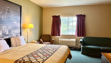 Suite, 1 kingsize bed, niet-roken | Een bureau, een laptopwerkplek, verduisterende gordijnen