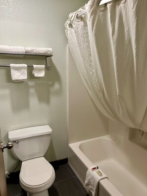 Kombinasi shower/bathtub dan handuk