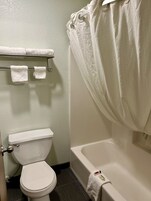 Bañera con ducha, toallas