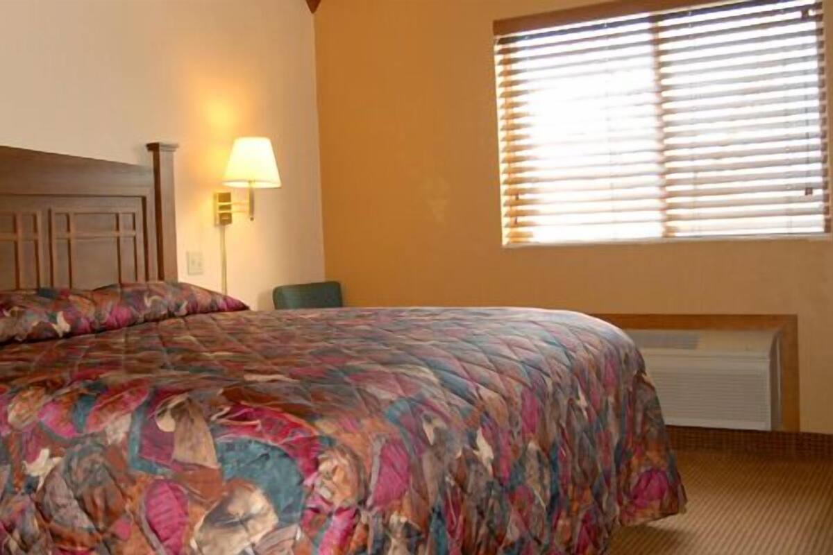 Quarto standard, 1 cama King | Wi-Fi de cortesia, roupa de cama