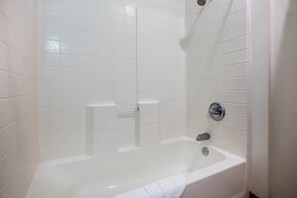 Bañera con ducha, secador de pelo, toallas