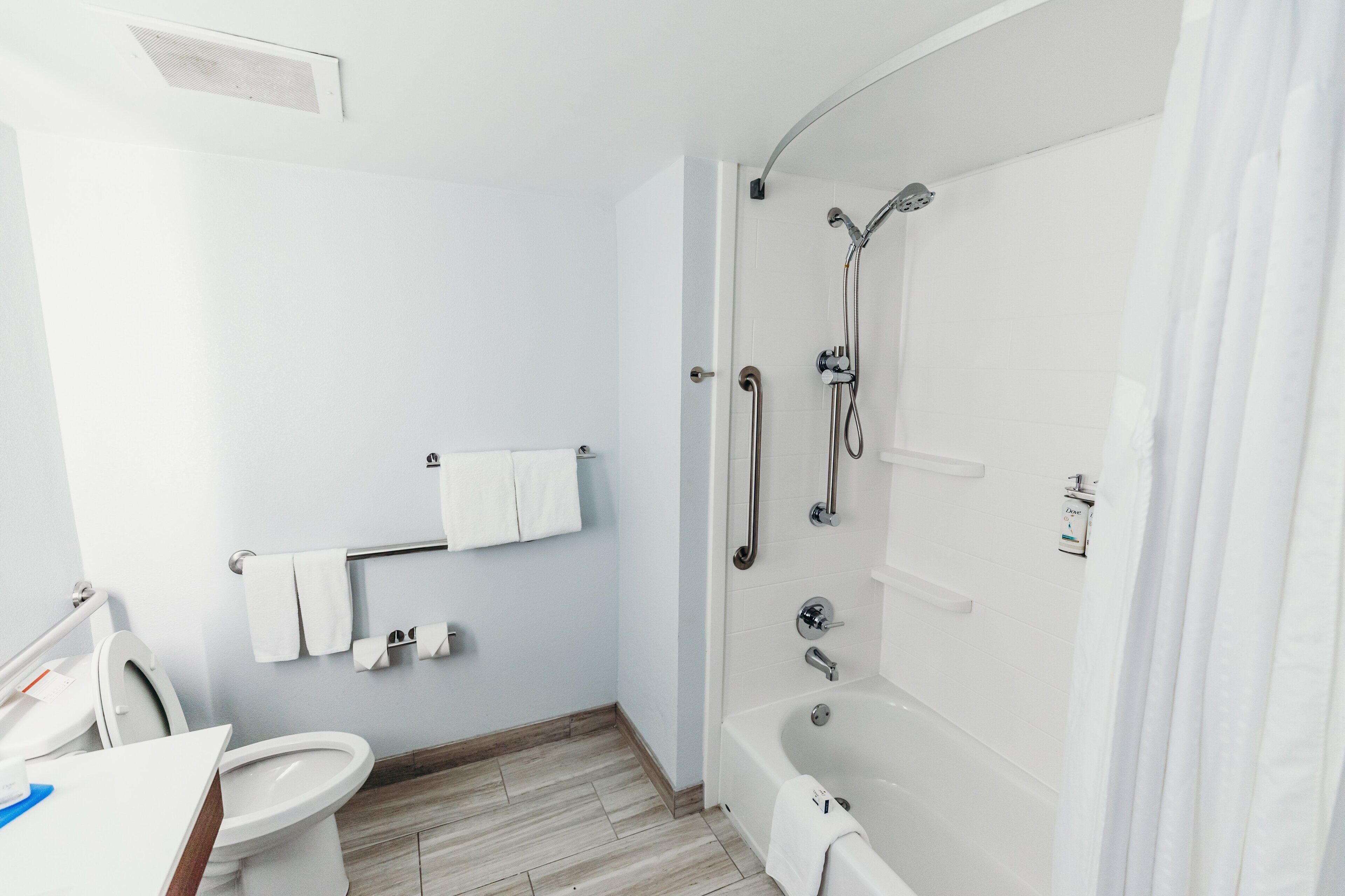 Un baño moderno con inodoro, lavabo y bañera.