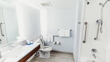 Phòng, 1 giường cỡ king, phù hợp cho người khuyết tật (Comms Accessible. Roll-In Shower) | Phòng tắm | Máy sấy tóc, khăn tắm