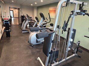 A gym with treadmills, elliptical machines, and weightlifting equipment. - Wingate by Wyndham Harrisburg Near Hershey (Harrisburg)