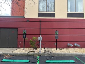 Electric vehicle charging station