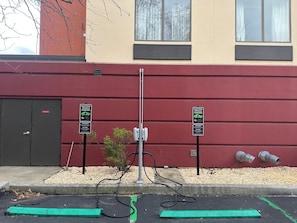 Electric vehicle charging station