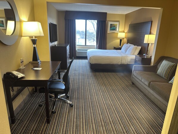 Studio Suite, 1 King Bed with Sofa bed, Non Smoking | Hypo-allergenic bedding, individually furnished, desk, laptop workspace