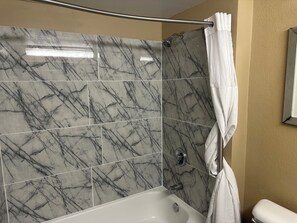 Amenidades de baño gratuitas, secadora de cabello, toallas, jabón