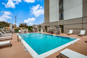 Una piscina al aire libre de temporada