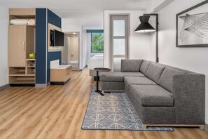 Ropa de cama de alta calidad y caja de seguridad en la habitación