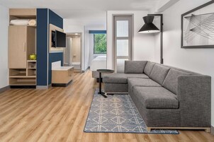 Premium bedding, in-room safe, desk, laptop workspace