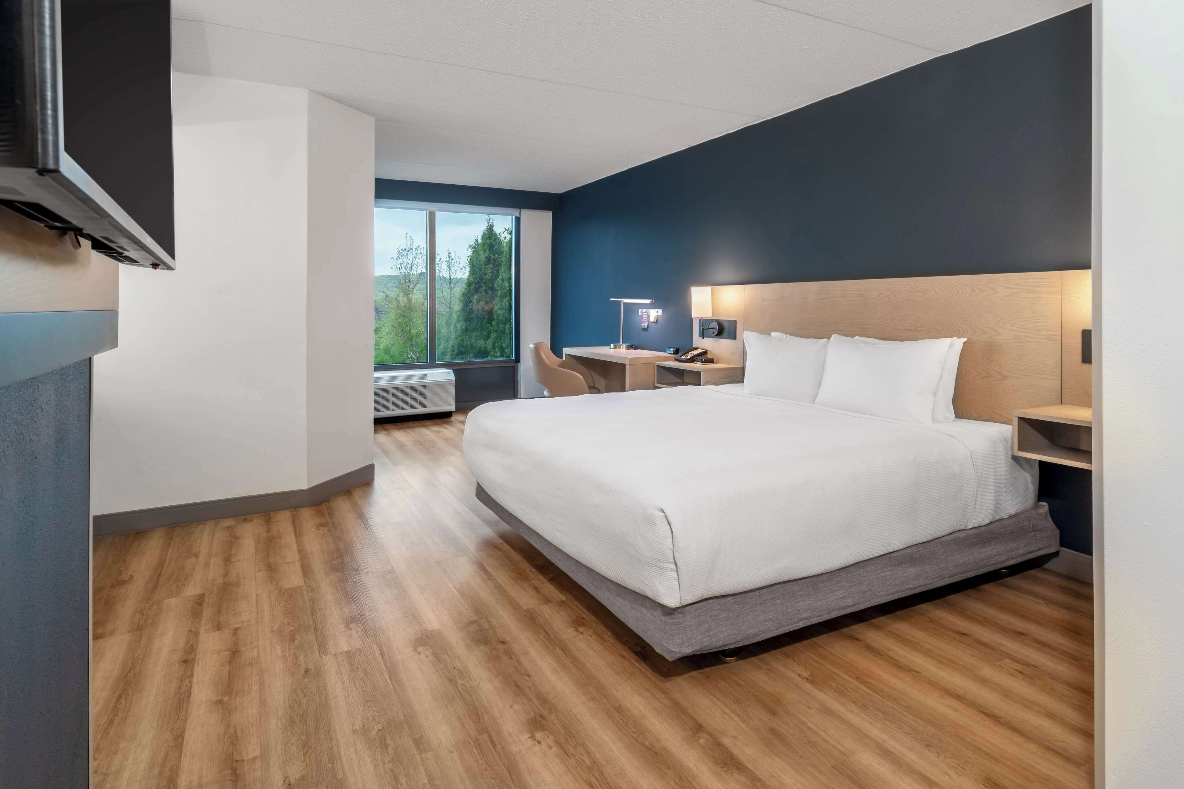 premium bedding, in-room safe, desk, laptop workspace