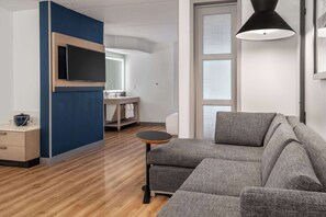 Ropa de cama de alta calidad y caja de seguridad en la habitación 