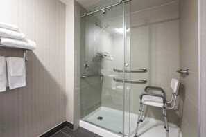 Gratis toiletartikelen, een haardroger, handdoeken, zeep