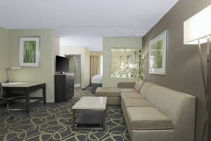 Studio, 1 King Bed with Sofa bed | Hypo-allergenic bedding, desk, laptop workspace, blackout curtains