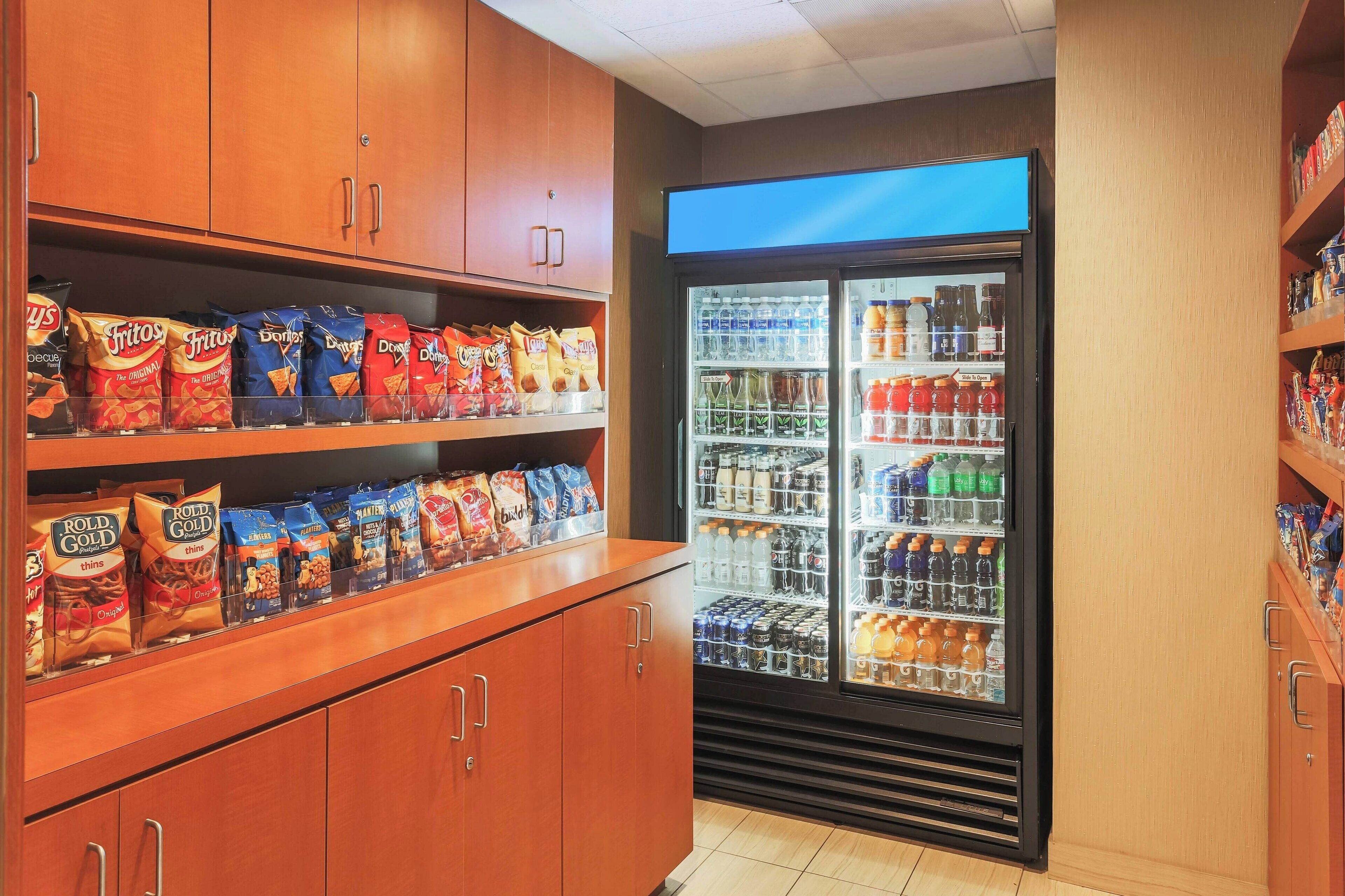Un espace dédié à la présentation de collations et de boissons, avec différents types de chips et de boissons en bouteille.
