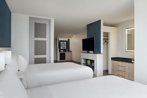 A hotel room with two beds, a TV, a wardrobe, and a bathroom. - Hyatt Place Sacramento/Rancho Cordova (Rancho Cordova)
