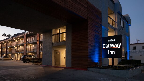 A Gateway Inn building with multiple balconies and a signboard. - Gateway Inn Gardena (Gardena)