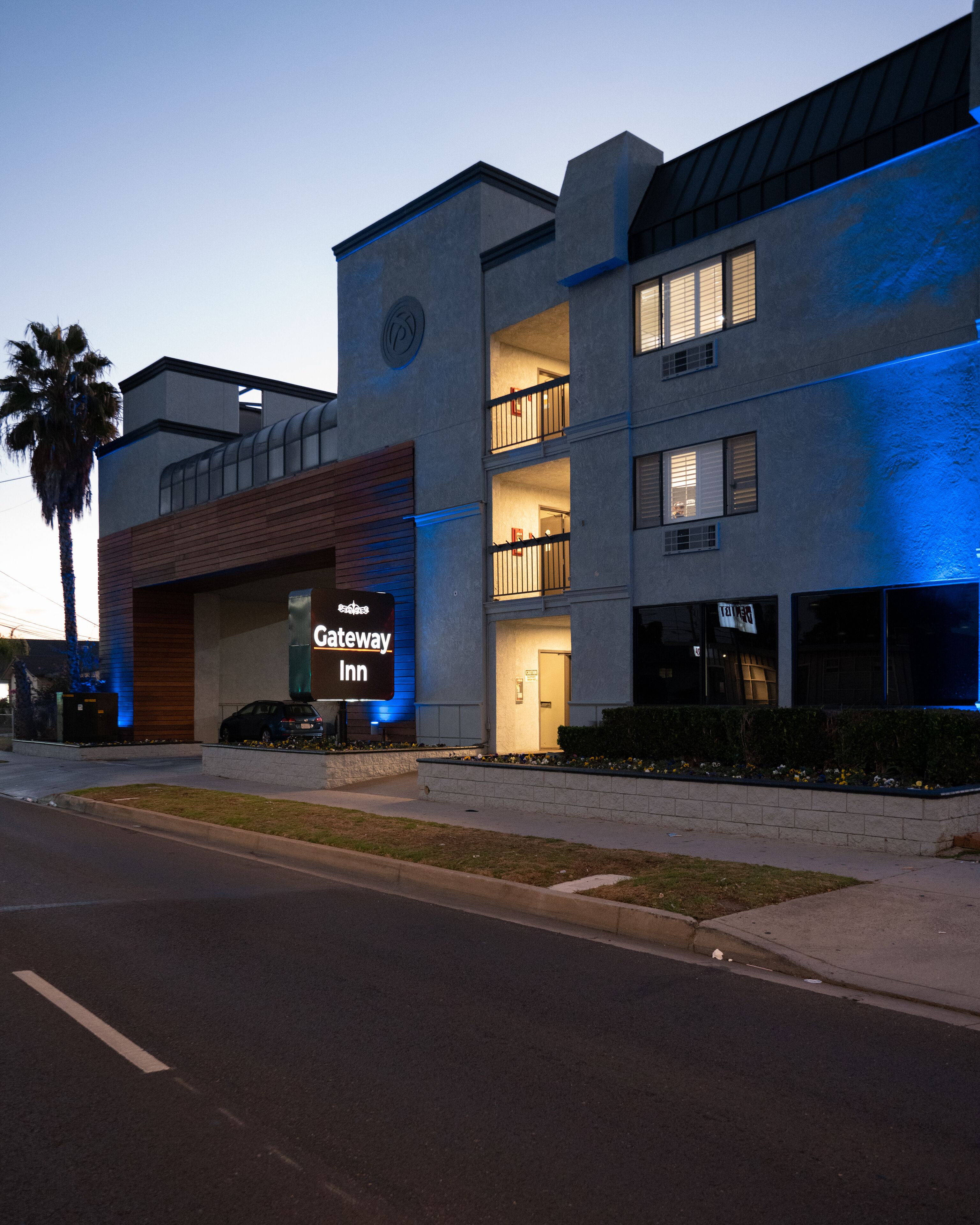 Hotel Gateway Inn dal design moderno, con un ingresso ben visibile e un balcone sull'ultimo piano.