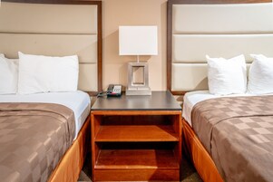 Habitación Deluxe, 2 camas de matrimonio | Tabla de planchar con plancha, wifi gratis, ropa de cama