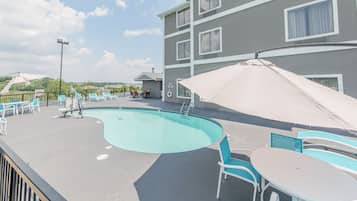 Een seizoensgebonden buitenzwembad