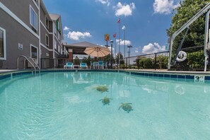 Piscine extérieure en saison