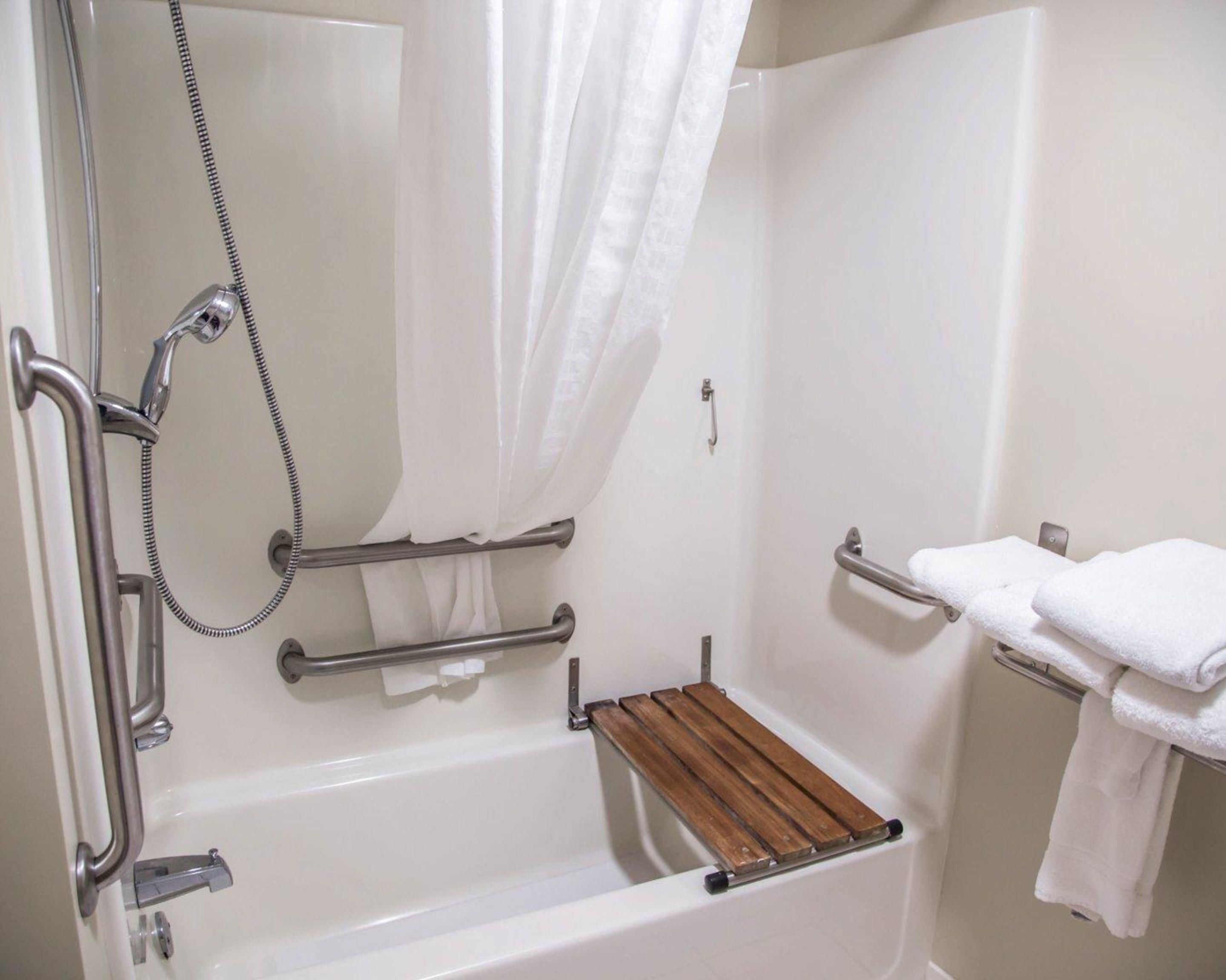 combined shower/bathtub, hydromassage showerhead, free toiletries