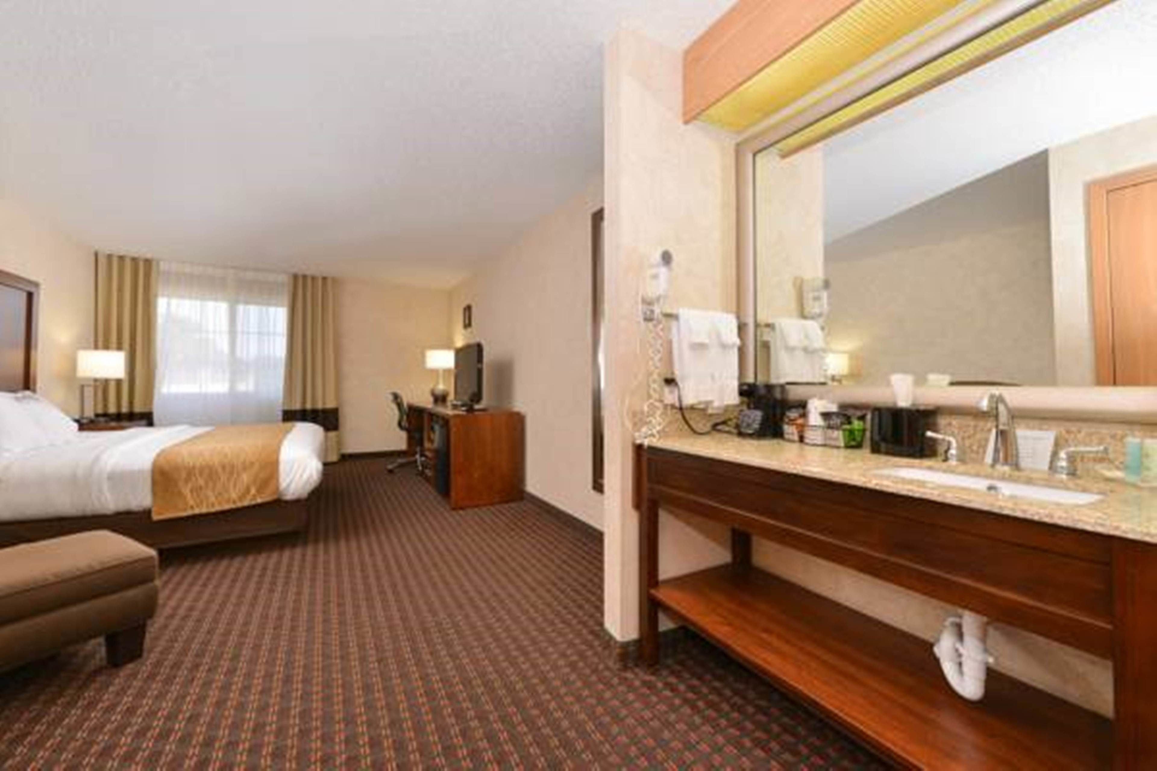 in-room safe, desk, laptop workspace, blackout curtains