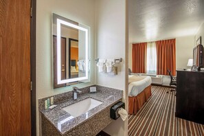 Desk, iron/ironing board, free WiFi, bed sheets - Quality Inn Dodge City (Dodge City)