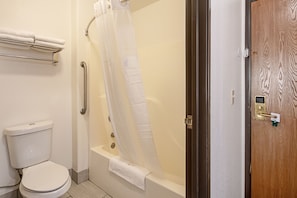 Combined shower/tub, free toiletries, hair dryer, towels - Quality Inn Dodge City (Dodge City)